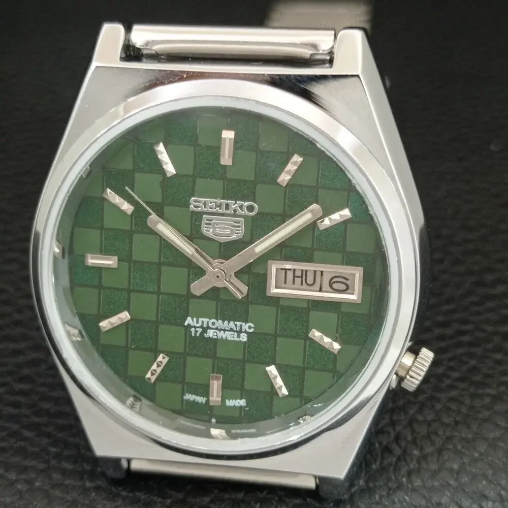 Vintage 1975 Seiko Automatic Mens Silver Watch W/daydate & Green accents